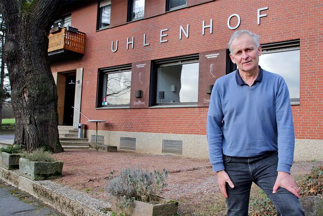 Willi Bergjürgen vor dem geschlossenen Uhlenhof in Haltern-Holtwick.