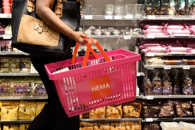 Eine Frau trägt einen Hema Einkaufskorb.
