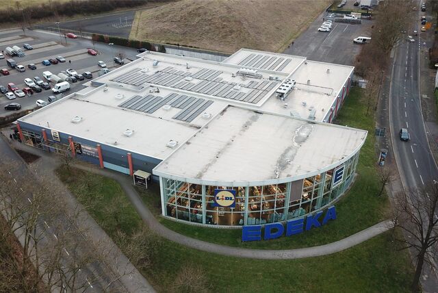 Edeka Richter und Lidl teilen sich an der Dortmunder Straße auf Schwerin ein Gebäude. Das wurde 2011 errichtet. Nun renoviert der Discounter und baut um.