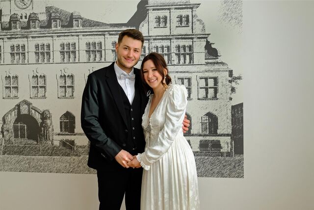 Die Eheleute Isabella Rother und Axel Pennekamp stehen nach ihrer Trauung im Standesamt im Rathaus Recklinghausen