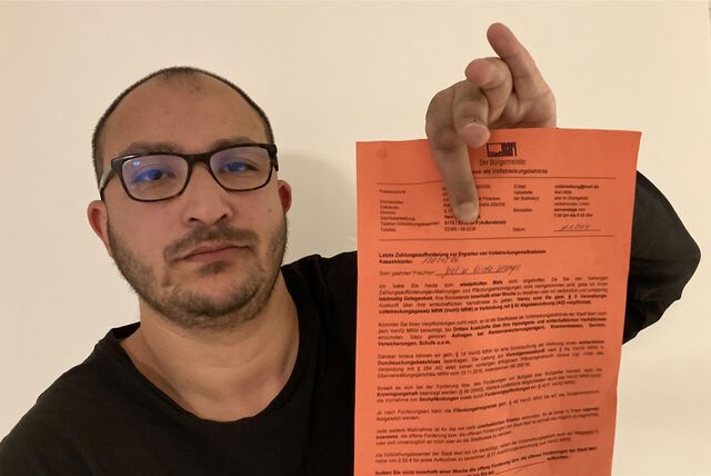 Mit Vollstreckungsmaßnahmen hat die Stadt Joel Kremps in dieser „letzten Zahlungsaufforderung“ auf rotem Papier bei ihrem Versuch gedroht, die Grundsteuer-Schulden des Vorbesitzers bei ihm einzutreiben.