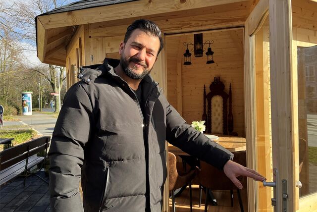 Ali Said Omar von der „Dönastie“ am Eingang des neuen Gartenhäuschens