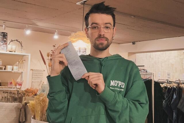 Christoph Gebhardt, Inhaber des Tres Chig Studios, hält einen Kassenbon hoch.