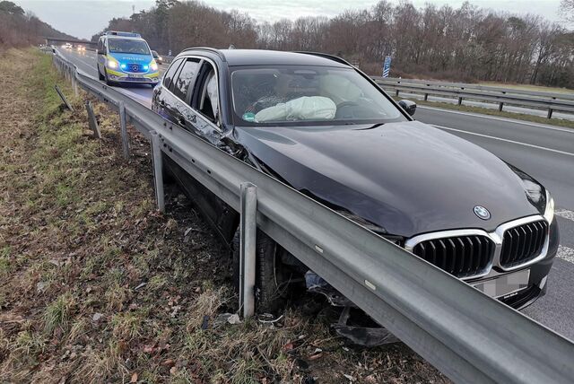 Bei einem Unfall auf der A 31 zwischen Dorsten und Schermbeck prallte ein schwarzer BMW in die Leitplanke.
