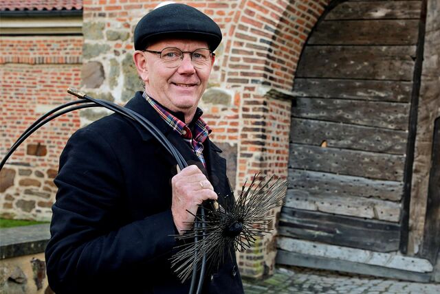 Schornsteinfegermeister Michael Wollbrink steht vor Schloss Sythen.