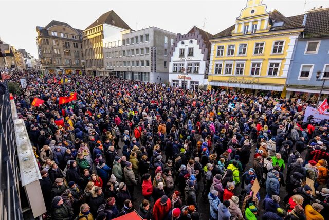 Der Altstadtmarkt in Recklinghausen ist bei einer Demonstration voll von Menschen.