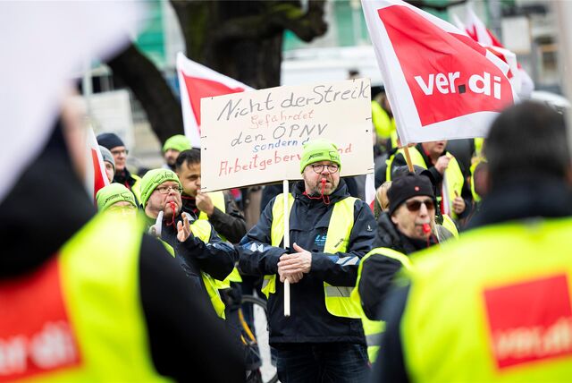 Ein Teilnehmer einer Verdi-Demonstration steht mit einem Schild mit der Aufschrift «Nicht der Streik gefährdet den PNV, sondern der Arbeitgeberverband» während einer Kundgebung in der Innenstadt von Hannover.