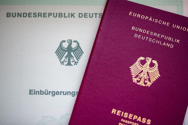 Eine Einbürgerungsurkunde der Bundesrepublik Deutschland und ein deutscher Reisepass: Landesweit ist die Zahl der Einbürgerungen wieder auf einem Höchststand.