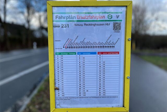 Ein Schild mit einem Busfahrplan