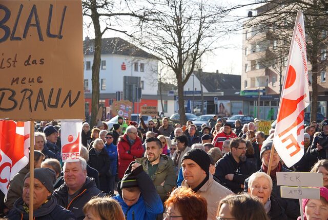 Menschen stehen auf dem Berliner Platz in Oer-Erkenschwick und demonstrieren.