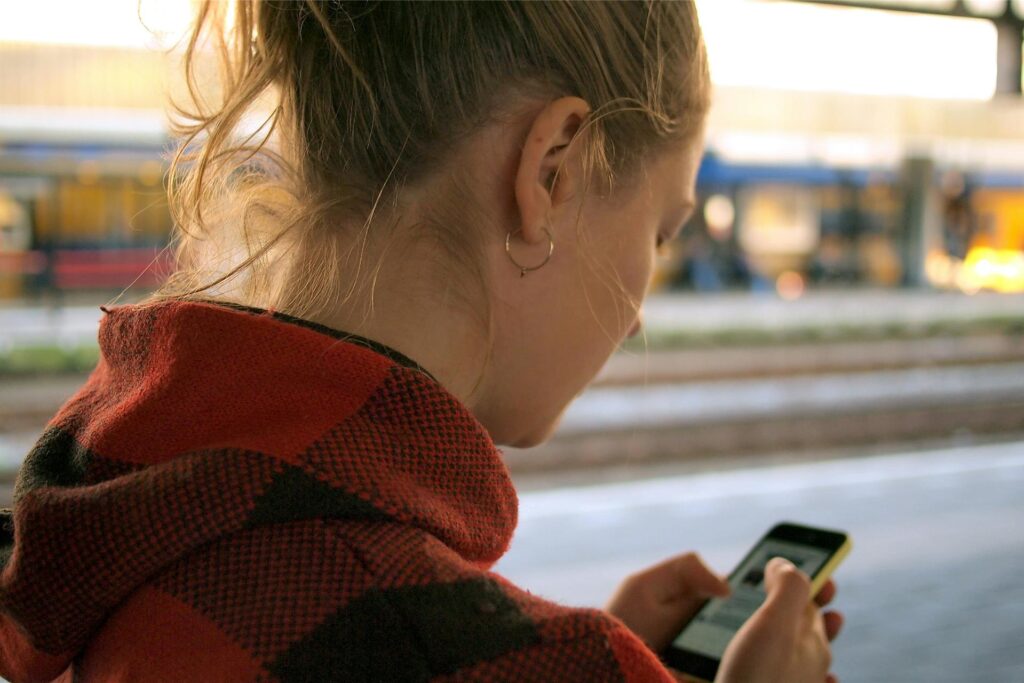 Eine Frau schreibt eine Nachricht auf einem Smartphone. Eine Frau schreibt eine Nachricht auf einem Smartphone.