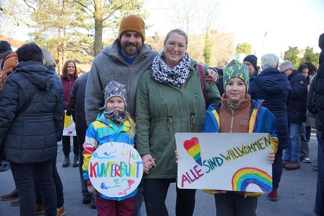 Ein Ehepaar und seine beiden Kinder zeigen Plakate für eine Willkommenskultur in Waltrop.
