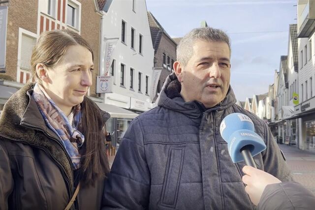 Pärchen vor Mikrofon in der Halterner Innenstadt.