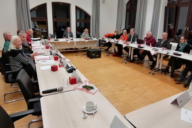 Bezirksvertreter bei ihrer Sitzung im November 2023 im Sitzungssaal des Mengeder Amtshauses.