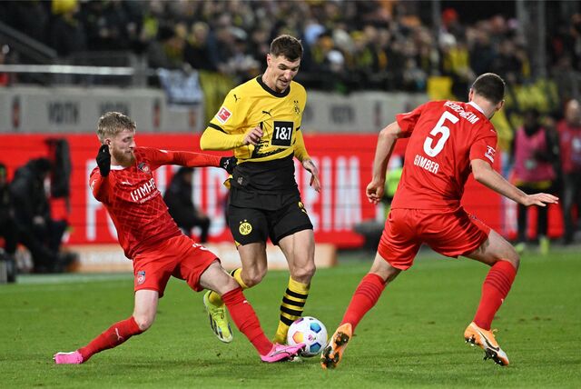Thomas Meunier im Zweikampf.