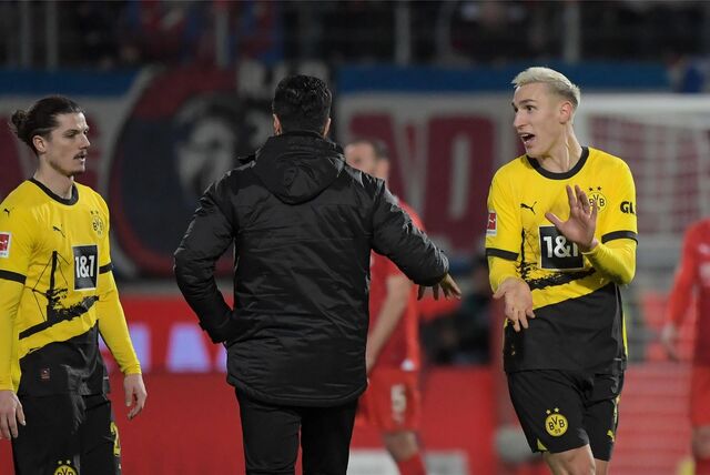Nico Schlotterbeck und Marcel Sabitzer im Gespräch mit Nuri Sahin.