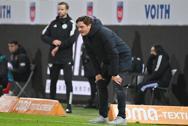 Edin Terzic stützt die Hände auf seine Knie.
