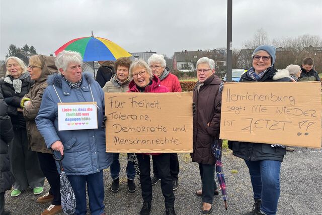 Viele Menschen aus Henrichenburg versammelten sich am Samstag (3.3.) zu einer Mahnmache auf dem Burgplatz.