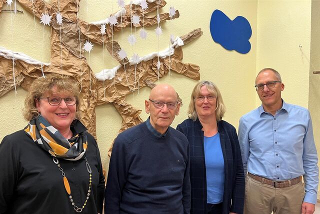 Alt und neu: Die Kita-Leiterin Andrea Sobik (l.) mit Veronika Borghorst von der Caritas in Castrop-Rauxel, dem neuen Betreiber, und Pfarrer im Ruhestand Norbert Keller und Markus Meissner (v.l.n.r.) vom scheidenden Trägerverein.