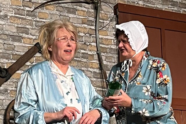 Zwei Theaterspielerinnen in Nachtgewändern