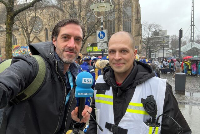 RN-Reporter Tim Schulze (l.) berichtet live vom Kinderkarneval 2024 in der Dortmunder City.