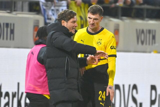 Edin Terzic spricht mit Thomas Meunier.