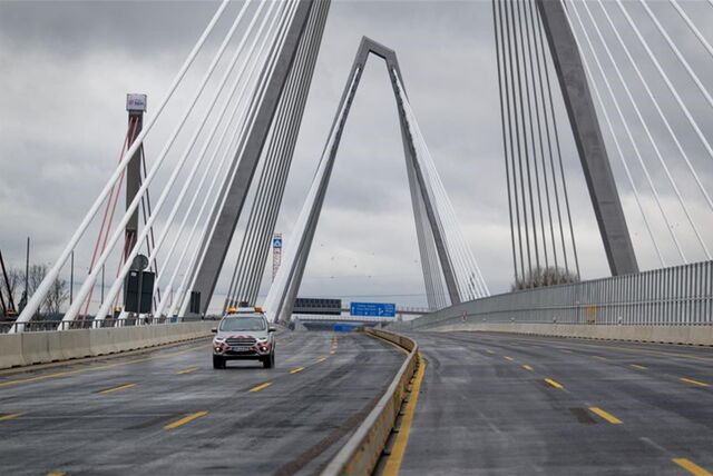 Ein Baufahrzeug überquert vor der Verkehrsfreigabe der neuen Leverkusener Rheinbrücke die Brücke.
