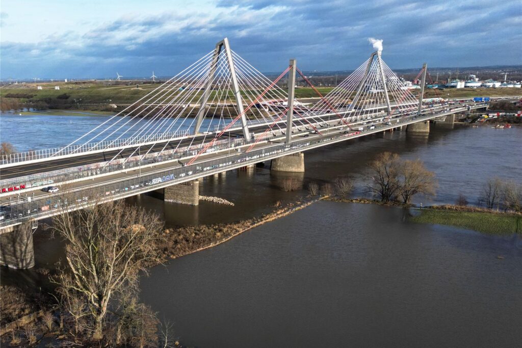 Der Neubau der Leverkusener Autobahnbrücke (hinten) steht hinter dem alten Bauwerk (Aufnahme mit Drohne). Der Neubau der Leverkusener Autobahnbrücke (hinten) steht hinter dem alten Bauwerk (Aufnahme mit Drohne).
