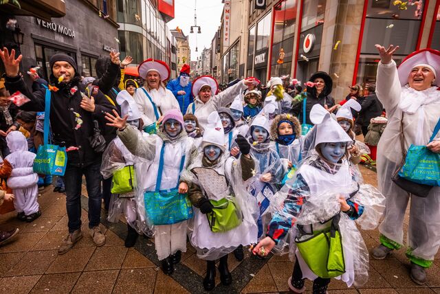 Zahllose Superhelden, Clowns und Märchengestaöten ziehen am Sonntag mit dem Kinderkarneval durch die Dortmunder Innenstadt.