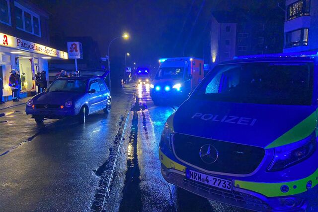Einsatzfahrzeuge auf einer Straße