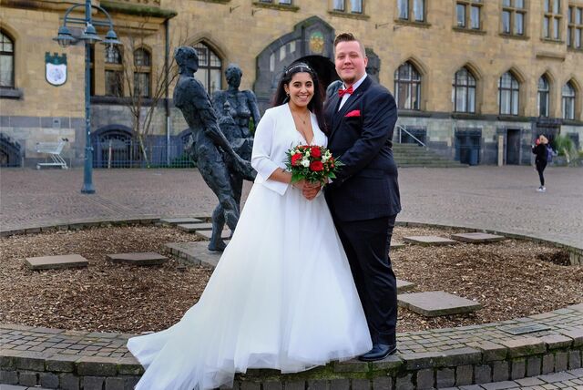 Nelly Stuckmann und Hubert Lasek stehen vor dem Rathaus in Recklinghausen.
