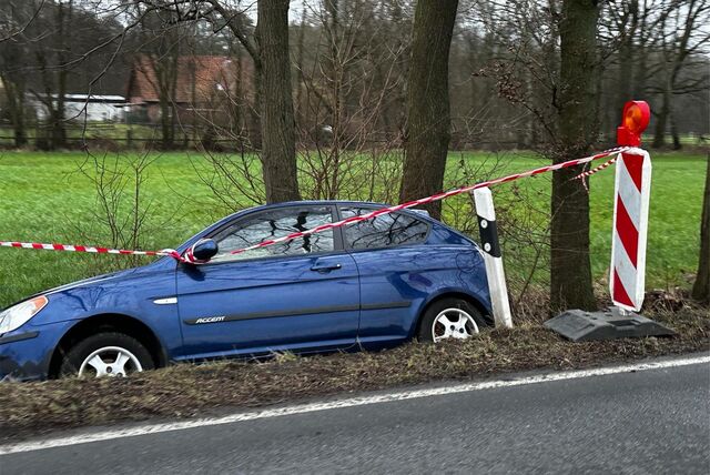 Nach einem Unfall liegt das Auto auch noch einen Tag später im Graben.