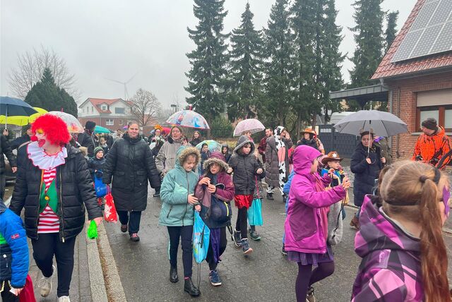 Menschen beim Karnevalsumzug 2024 in Hullern.