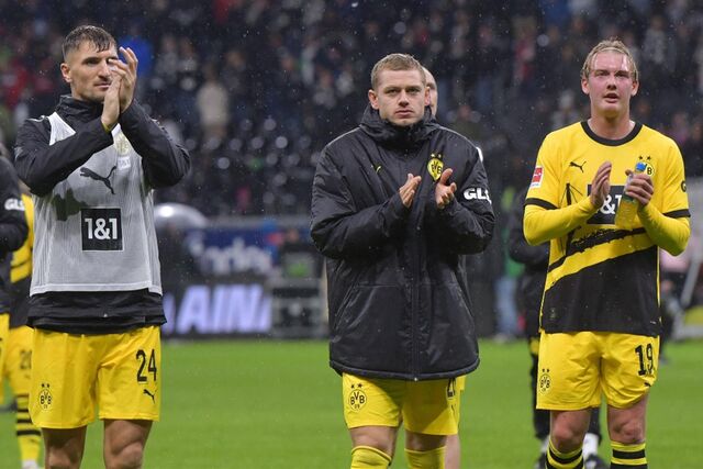 Die BVB-Spieler Thomas Meunier, Julian Ryerson und Julian Brandt klatschen in die Hände.