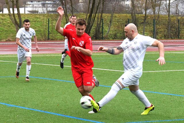 Kültürspor Datteln II und Bülent Kirkagac (r.) setzten sich gegen die SG Titania/RW Erkenschwick III und Felix Busch dank eines umstrittenen Elfmeters mit 4:3 durch.