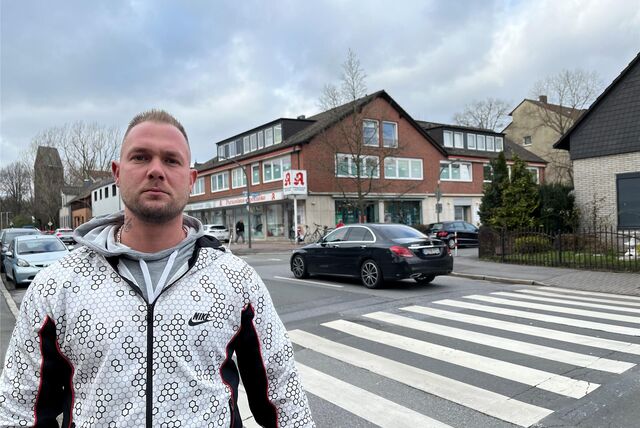 Anwohner André Sperrmann macht darauf aufmerksam, dass bereits im Jahr 2023 an diesem Zebrastreifen ein kleiner Junge angefahren worden ist