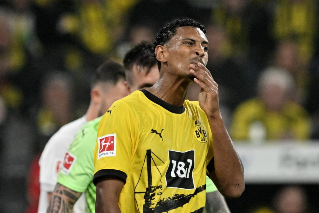 Sebastien Haller wischt sich mit der Hand über den Mund. 
