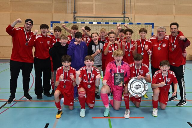 Freude pur beim VfB Hüls: Die U15 ist Hallenstadtmeister.