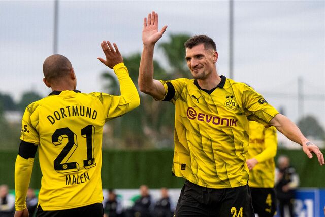 Thomas Meunier klatscht mit Donyell Malen.