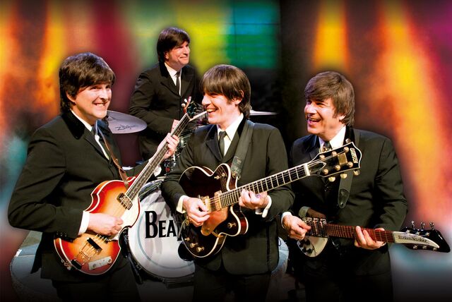 Die Künstler des Beatles-Musicals „All you need is love“ mit ihren Instrumenten.