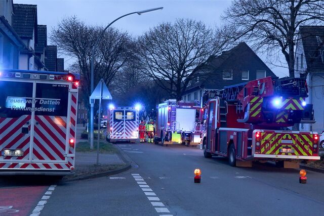 Mehrere Feuerwehrfahrzeuge stehen an einer Straße