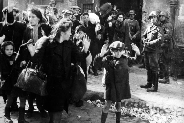 Nationalsozialisten verschleppen Juden aus dem Warschauer Getto 1943 in ein Konzentrationslager.