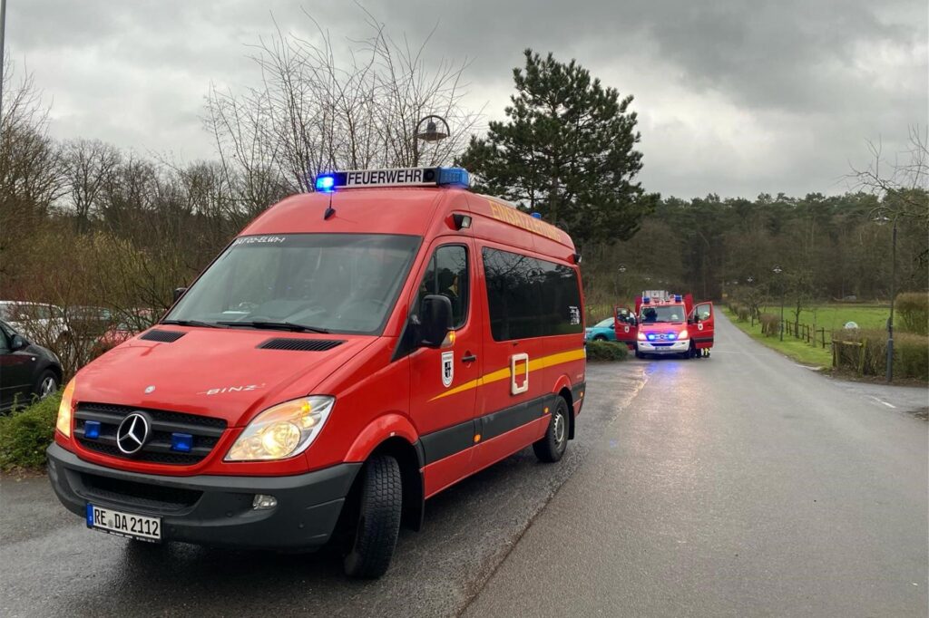 Einsatzfahrzeuge der Feuerwehr stehen auf einer Straße. Einsatzfahrzeuge der Feuerwehr stehen auf einer Straße.