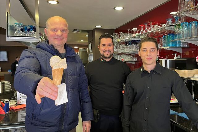 Männer mit Eis