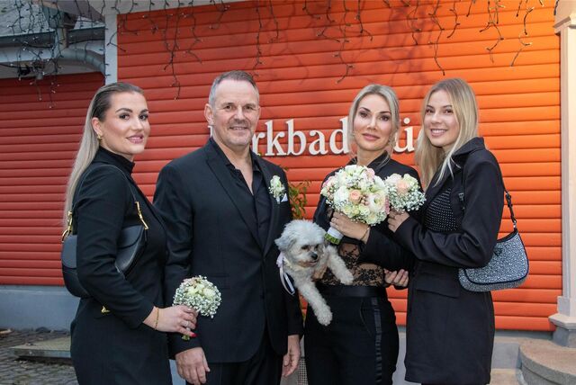 Stephanie (geborene Schulz) und Thomas Schröder haben im Parkbad Süd geheiratet. Trauzeuginnen waren die Töchter Kira (l.) und Lia (r.). Hündin Maja durfte nicht fehlen.
