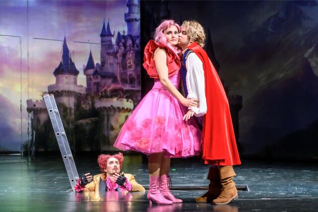 Figaro (Yevheniy Kapitula, unten) verkuppelt Rosina (Anna-Doris Capitelli) und den Grafen (Anton Kuzenok).