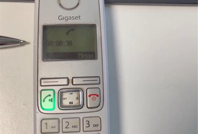 Zu sehen ist der Telefonhörer von Beate Reisinger. Mit dem Gerät hat sie eine Nummer des EUV-Stadtbetriebs gewählt und ist von der Hotline auf Englisch begrüßt worden.