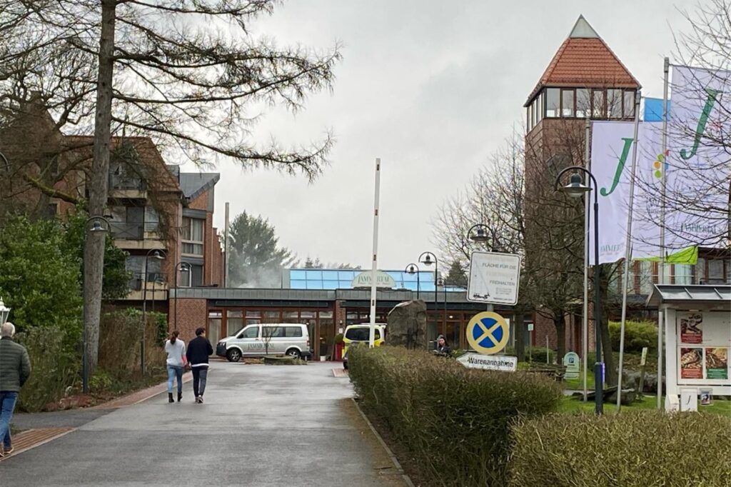 Ansicht des Landhotels Jammertal, im Hintergrund eine Rauchwolke. Ansicht des Landhotels Jammertal, im Hintergrund eine Rauchwolke.