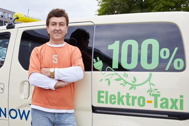 Der Hamburger Taxifahrer Kostantin Khmelevskyy steht neben seinem E-Taxi: Die Hansestadt ist bundesweit Vorreiter bei E-Mobilität im Taxigewerbe. In Dortmund hingegen ist noch ein weiter Weg zu gehen.
