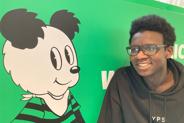Schwarz-weiße Harmonie mit Panda: Bertho Schneider aus Drewer ist Gast im Medienhaus Bauer.